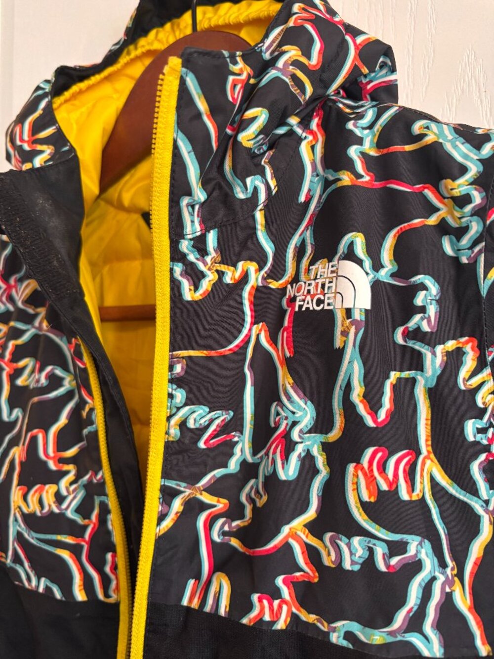 FREE WITH PURCHASE – The North Face Kids Patterned Jacket – Zipper Damage